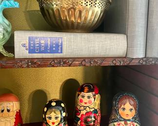 Lots of Russian nesting dolls
