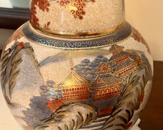 Fine Japanese urn circa 1920, signed