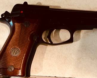 Beretta Vintage Pistol in amazing condition!  Beretta 92 Compact L 9MM PARA Pistol. Like New. 4.25"