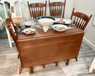 Excellent Drop Leaf table and 4 Chairs. Opens up to large dining table.