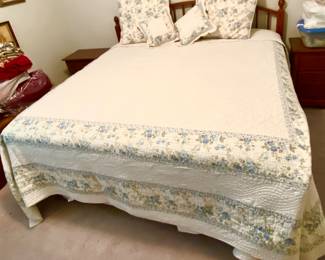 Excellent Super Clean Home Collection King Quilt Set. Again, is from a SMOKE FREE PET FREE HOME.