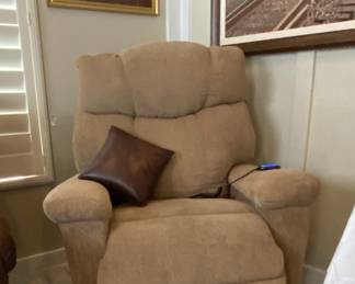 Ultra Comfort America USA working Cloth large Lift/Reclining Chair.
