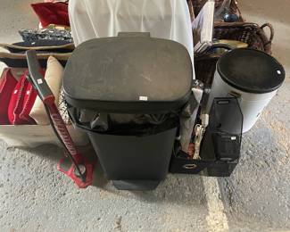 OXO trash can