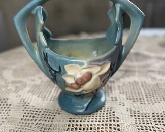 Roseville 1940's Magnolia on Blue Handle Basket, 383-7"