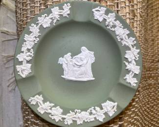 Wedgewood Green Round 3 slot 4"tray