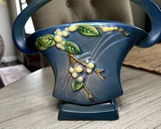 Roseville 1946 Snowberry Basket, 1BK-7" 