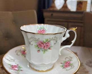 Vtg. Elezabethan Bone China, Pink Roses/Gold Trim