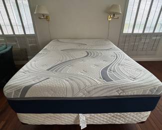 Novaform ultra plush queen size mattress. Clean, like new.