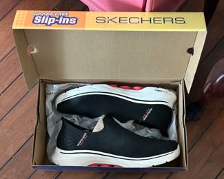 Men’s Skechers - New in box.