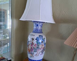 LARGE ORIENTAL MOTIF LAMP