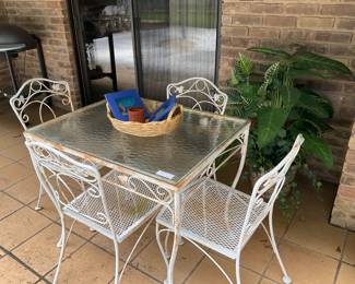 Patio table & 4 chairs