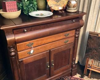 Good-looking chest with great storage