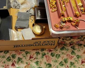 Some silver and gold jewelry 