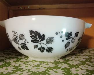 Pyrex Gooseberry mixing bowl
