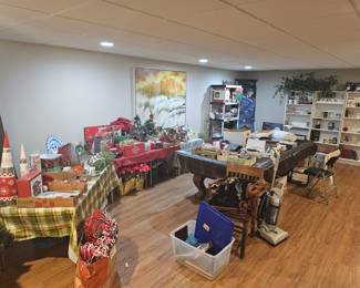 LOTS OF HOLIDAY ITEMS