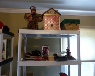 Christmas decorations, wreaths & tree