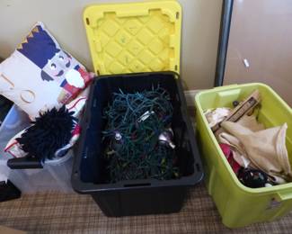 Christmas decorations, wreaths & tree