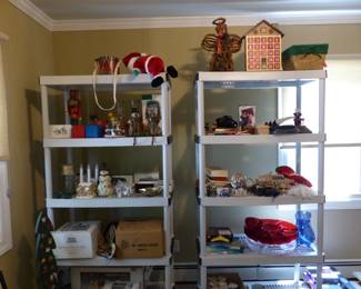 Christmas decorations, wreaths & tree