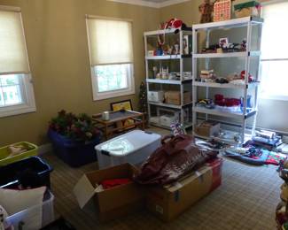 Christmas decorations, wreaths & tree