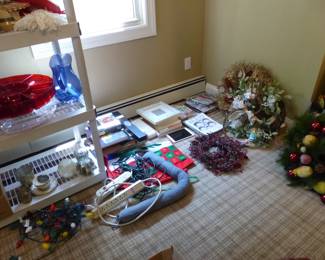 Christmas decorations, wreaths & tree