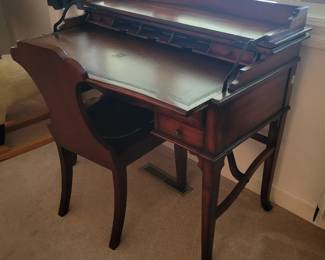 Open Top & Pull Out Desk. 