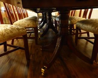 Virginia Galleries Henkel-Harris large mahogany 4 pedestal dining table with 12 stunning chairs in gorgeous condition