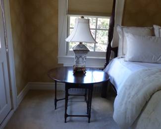 Pair of side tables, lamps