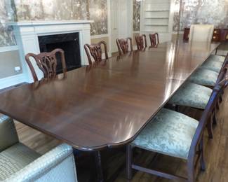 Virginia Galleries Henkel-Harris large mahogany 4 pedestal dining table with 12 stunning chairs in gorgeous condition