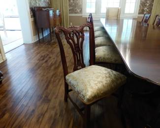 Virginia Galleries Henkel-Harris large mahogany 4 pedestal dining table with 12 stunning chairs in gorgeous condition