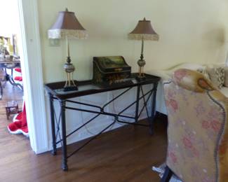 Console table, pair of lamps, antique box