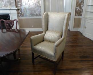 Virginia Galleries Henkel-Harris large mahogany 4 pedestal dining table with 12 stunning chairs in gorgeous condition