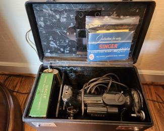 Singer Featherweight Sewing Machine bid #104