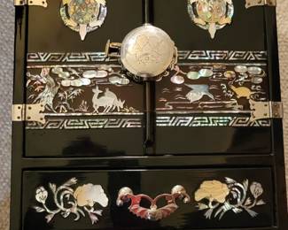Jewelry box with inlay