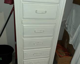 White 6 dr. lingerie chest