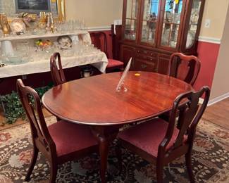 Gorgeous Bassett solid cherry dining table, 2 leaves, 6 chairs & matching china cabinet!