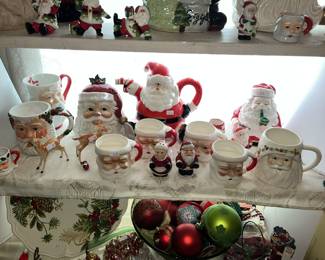 Many vintage Santa cups