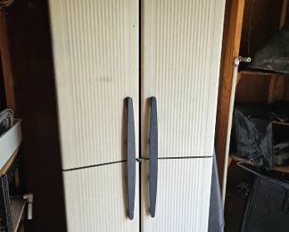 Large capacity storage cabinet