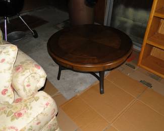Round coffee table, with metal legs, a very nice piece