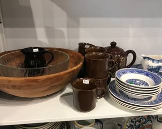 wood bowl, mugs, willow ware