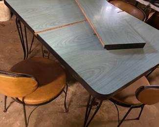 Formica top table and chairs (w/1 leaf)