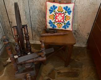 Very complete antique spinning wheel