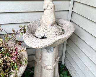 Concrete Decorative Bird Bath with Otter Statue