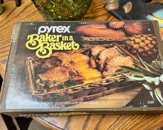 Pyrex Baker in a Basket 3 Qt Utility Dish