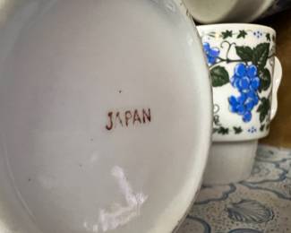 Set of 4 Stacking Mugs with Grape Pattern - Made in Japan