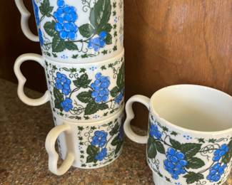 Set of 4 Stacking Mugs with Grape Pattern - Made in Japan