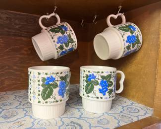 Set of 4 Stacking Mugs with Grape Pattern - Made in Japan