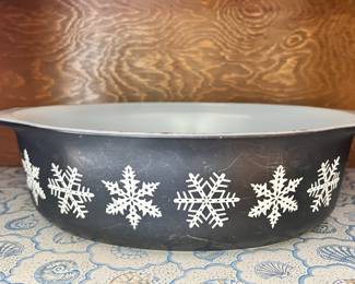 PYREX Black Snowflake 2 1/2 Quart Casserole Dish