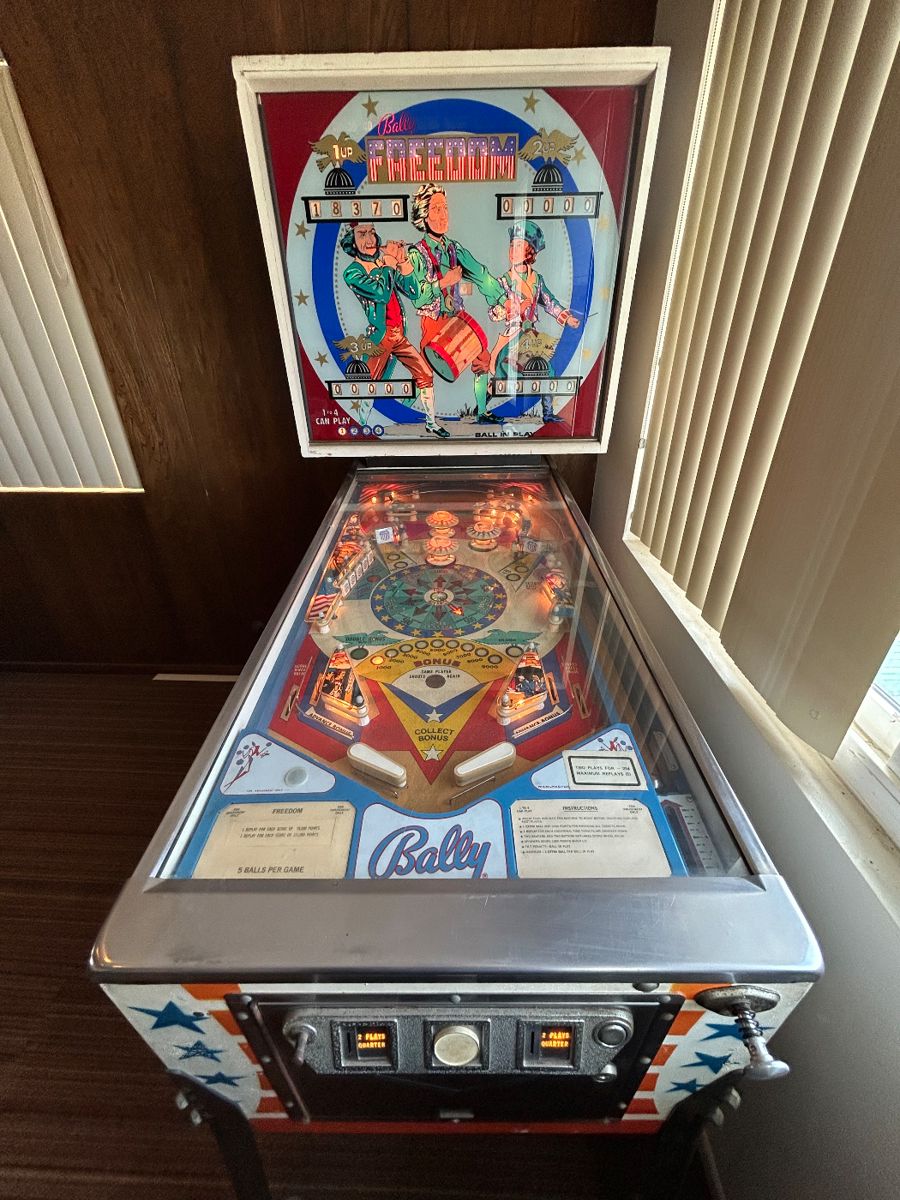 Bally 1976 Bicentennial Freedom pinball machine in great working condition.