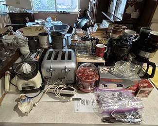 Packed kitchen - Small appliances galore !