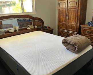 Queen size Casper mattress, boxsprings - Great condition.